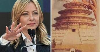 Meloni e la battuta: “Il centrosinistra si porta sfiga come la carta della pagoda”