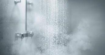 Meno docce dopo i 65 anni, la raccomandazione del dermatologo: “Ecco perché e cosa succede alla pelle”