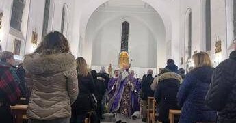 Messa di riparazione nella chiesa profanata a Ostia, cardinale Reina: “Feriti ma ne usciremo più forti”