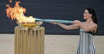 Milano Cortina 2026, fiamma olimpica accolta oggi in Italia da Mattarella