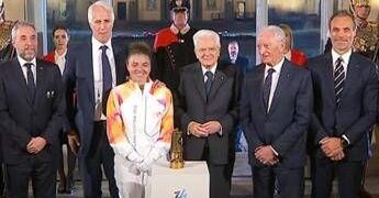 Milano-Cortina, la fiamma olimpica è arrivata in Italia ed è stata consegnata a Mattarella