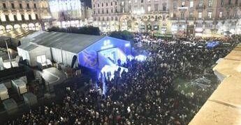 Milano, Duomo in tilt per l’Albero di Natale: folla, code e proteste: “Situazione fuori controllo”
