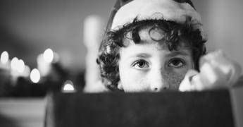 Natale, doni ai bimbi a mezzanotte? La pediatra: “Meglio scartarli il mattino dopo, ecco perché”