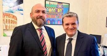 Negozi chiusi nelle feste comandate, Centinaio rilancia: “Cerchiamo intesa trasversale”