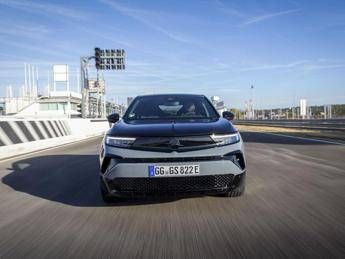 Opel Mokka GSE: la nuova elettrica sportiva con DNA racing
