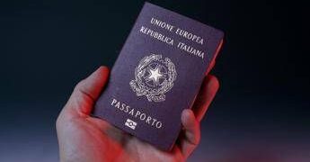 Passaporto italiano, da oggi cambia importo e metodo di pagamento: come funziona