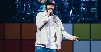 Pinguini Tattici Nucleari, il frontman Riccardo Zanotti è diventato papà: l’annuncio