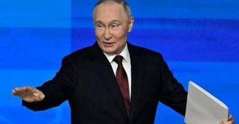 Putin e la conferenza show: “Sono innamorato e lavoro troppo”