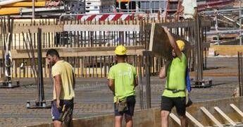 Retribuzioni, Istat: “Salari reali inferiori dell’8,8% rispetto al 2021