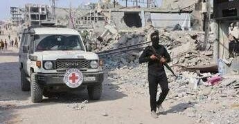 Riapre domani il valico di Allenby per gli aiuti a Gaza. Hamas: “Violazioni da Israele, no inizio fase 2”