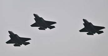 “Russia-Nato, pericolo concreto di guerra”: anche la Svizzera si arma