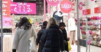 Saldi invernali 2026, dalla Lombardia al Lazio: quando iniziano