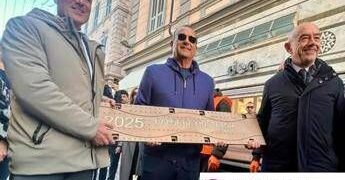 Sanremo, Carlo Conti posa la targa per Olly nella ‘Walk of Fame’ del Festival