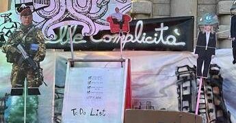 Scala, la protesta prima dell’evento: Meloni e ministri ritratti con l’elmetto