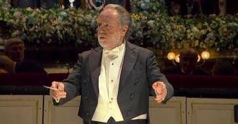 Scala, malore per il maestro Chailly: interrotta l’opera, pubblico a casa