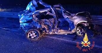 Scontro tra un furgone e due auto sulla Ss 106, un morto e tre feriti