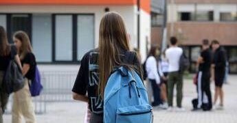 Scuola, arrivano i nuovi programmi per i licei: via la Geostoria, entra l’IA