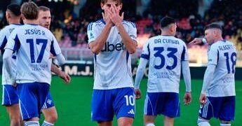 Serie A, vola il Como: 3-0 a Lecce. Il Cagliari rimonta il Torino, sprofondo Fiorentina