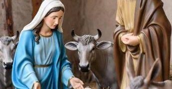 Si finge statua e si nasconde nel presepe, il sindaco scopre il latitante