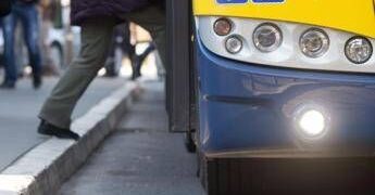 Si incontrano, poi le lascia un biglietto alla fermata del bus: “Ti aspetterò qui ogni domenica”