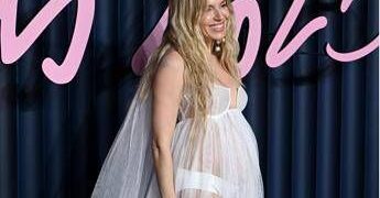 Sienna Miller è incinta, l’annuncio sul red carpet dei Fashion Awards 2025