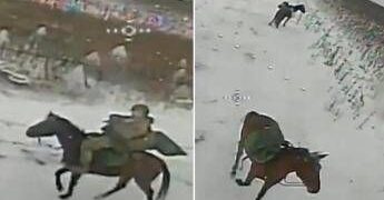 Soldati russi a cavallo, il drone ucraino colpisce