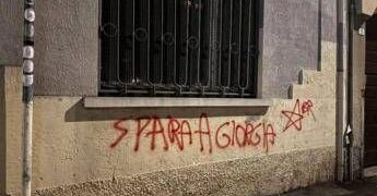 ‘Spara a Giorgia’, scritta contro Meloni siglata Br su sede Lega di Busto Arsizio