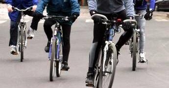 Spari contro gruppo di ciclisti, a colpire un 25enne incensurato perché li detesta