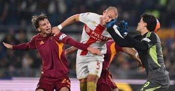 Svilar colpisce al volto Ostigard in uscita, nessun rigore: proteste in Roma-Genoa