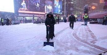 Tempesta di neve a New York, disagi e voli cancellati: il maltempo inguaia i viaggi per le feste