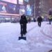 Tempesta di neve a New York, disagi e voli cancellati: il maltempo inguaia i viaggi per le feste