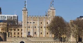 Torre di Londra, imbrattata con cibo la teca contenente la Corona Imperiale: 4 arresti