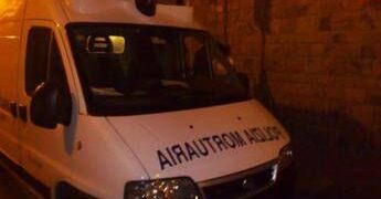 Trovato morto in un baule, aperta un’inchiesta: indagati la madre e i fratelli