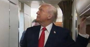 Trump e il bagno occupato sull’Air Force One: “C’è qualcuno lì dentro?”