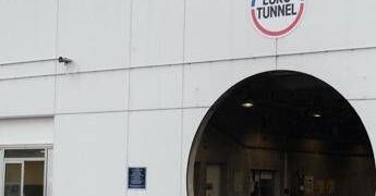 Tunnel sotto la Manica, problemi a circolazione treni con ritardi e cancellazioni. Eurostar: “Rimandate il viaggio”