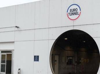 Tunnel sotto la Manica, problemi a circolazione treni con ritardi e cancellazioni. Eurostar: “Rimandate il viaggio”