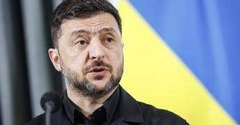 Ucraina, Zelensky: “Pace ma non ad ogni costo”. Usa propongono trilaterale con Kiev e Mosca