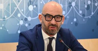 Vaccini, Bassetti chiede di rinviare l’apertura delle scuole: “Coperture in Sicilia basse”