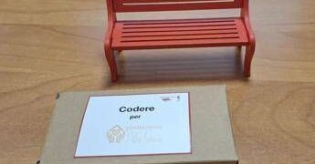 Violenza sulle donne, ‘Piccola Panchina Rossa’ da scrivania: il regalo per sostenere la speranza