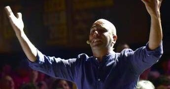 Zalone e l’ode alla prostata a reti unificate Mediaset