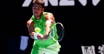 Alcaraz mima i crampi agli Australian Open, presa in giro a Sinner?