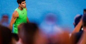 Alcaraz vince Doha e scappa via nel ranking: quanti punti deve recuperare Sinner