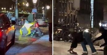 Amsterdam congelata: si scivola tra strade ghiacciate e scene surreali