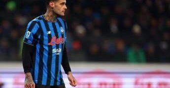 Atalanta-Roma, gol di Scalvini e Scamacca e doppio check Var tra le proteste giallorosse. Cos’è successo