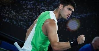 Australian Open, Alcaraz fatica con Zverev: “È una battaglia mentale”. E lui vince il set