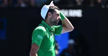 Australian Open, Djokovic applaude Musetti dopo ritiro: “Io fortunato, avrebbe vinto lui”