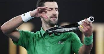 Australian Open, Djokovic già ai quarti: Mensik si ritira