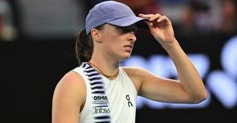 Australian Open, Swiatek perde e chiede privacy: “Siamo animali allo zoo?”