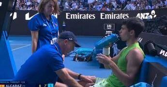 Australian Open, crampi per Alcaraz. E il medical time out fa infuriare Zverev