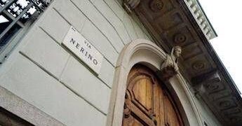 Banchiere ucraino morto a Milano, due uomini ripresi mentre si allontanano dopo il volo dalla finestra